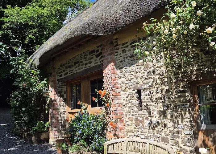 Raleigh Cottage - Thatched One Bedroom Cottage